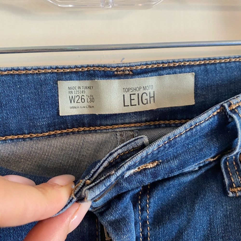 TOPSHOP Moto Leigh Skinny Rip Knee Jeans - Picture 3 of 6